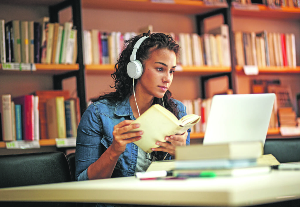 Studentin in der Bibliothek