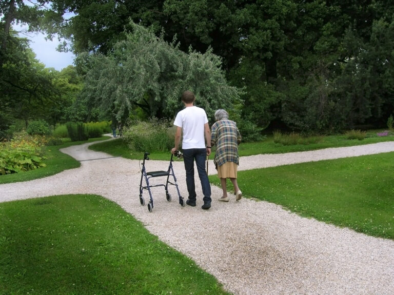 Ein Mann und eine Frau gehen spazieren.´