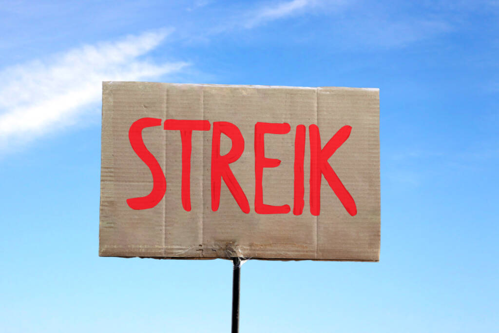streik schild vor blauem himmel