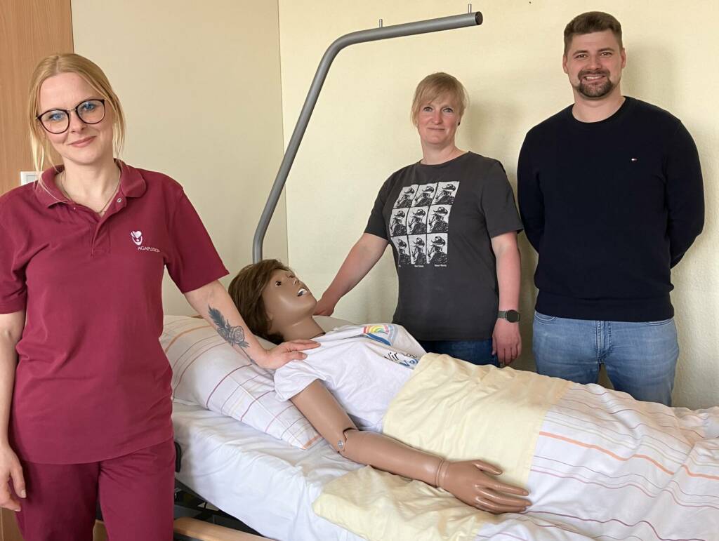 (v.l.n.r.): Auszubildende Evelina Herbut, Pflegepuppe Heidrun, Praxisanleiterin Christina Ehm und Praxisanleiter Christian Hoim.