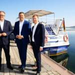 Die Ministerpräsidenten von Sachsen-Anhalt, Sachsen und Thüringen, Sven Schulze, Michael Kretschmer und Mario Voigt, haben sich heute am Geiseltalsee zu einem Strukturwandel-Gipfel getroffen.