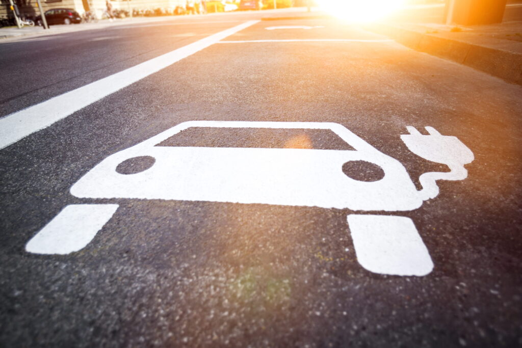 Symbol für Elektrotankstelle für Elektroautos auf der Straße