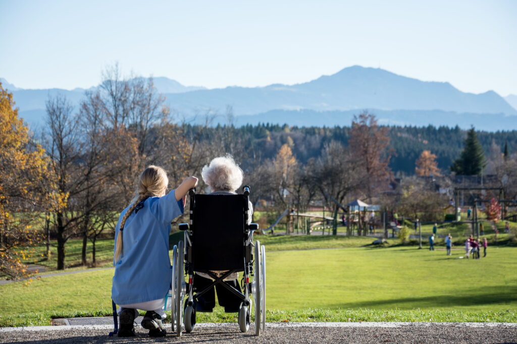 Bayern verlängert die investive Förderung von Pflegeplätzen und von Pflege und Betreuung im sozialen Nahraum (PflegesoNahFöR) bis 2026.