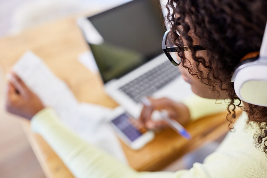Laptop Computer Frau Controlling Finanzen Rechnungen