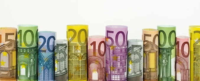 Eine Reihe von gerollten Euro-Geldscheinen
