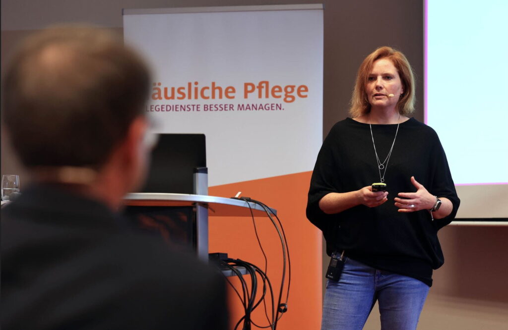 Melanie Hedtfeld hat sich in ihrem Unternehmen auf den Weg gemacht, eine bessere Fehlerkultur zu finden. Diese sollte zu ihrem Pflegedienst „In guten Händen“ und der dort gelebten Unternehmenskultur passen.
