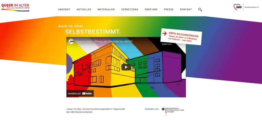 Auf der Webseite queer-im-alter.awo.org bzw. queer-im-alter.de informiert eine bundesweite Übersichtskarte über queer-sensible Einrichtungen der Altenhilfe. Dort findet sich auch das neu aufgelegte Praxishandbuch zur Öffnung der Altenhilfe für LSBTIQ* mit umfassenden Informationen zum Thema als Download und bestellbarer Printversion sowie ein animierter Informationsfilm.