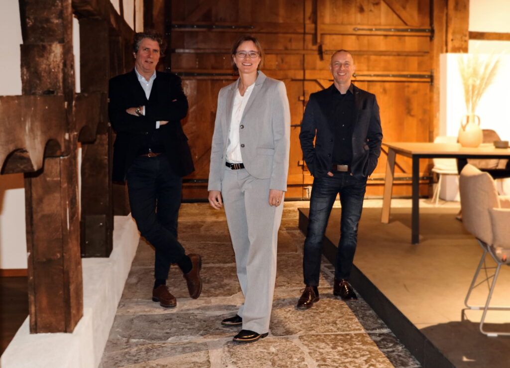 Das Universal Rooms-Team: Kurator Oliver Conrad, Carolin Pauly, Geschäftsführerin und Art Director Stefan Wachtendonk (v.li.) im Haus Aussel.