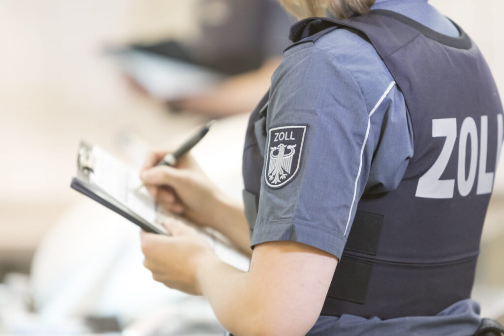 Der Zoll überprüfte bundesweit tausende Beschäftigungsverhältnisse in der Pflegebranche