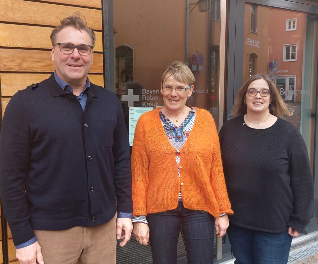 BRK-Kreisverbandsvorsitzender in Erding, Jürgen Loher, mit Gemeindeschwester Martina Vollmuth und Sybille Müller, der Leiterin des Pflegekrisendienstes (v. l.)