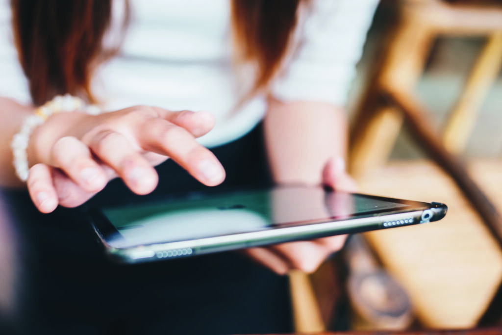 Frau mit Tablet in der Hand