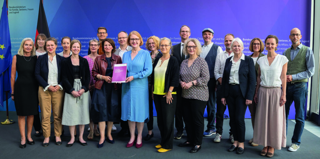 Gruppenfoto des unabhängigen Beirats für die Vereinbarkeit von Pflege und Beruf