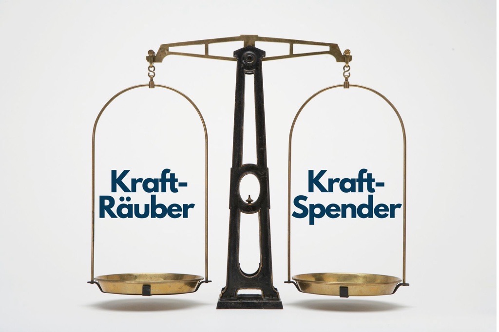 ausgewogene Waage mit Beschriftung Kraftspender und Krafträuber