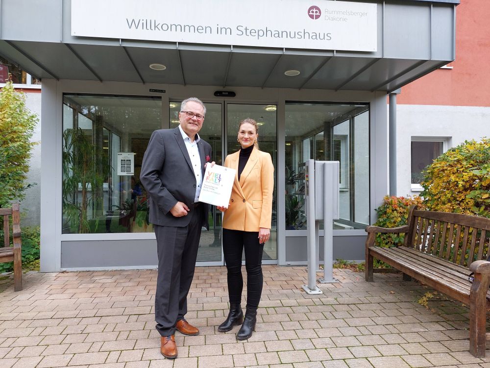 Karl Schulz, Vorstand Dienste der Rummelsberger Diakonie hat der bayerischen Staatsministerin für Gesundheit, Pflege und Prävention, Judith Gerlach, einen umfassenden Reformvorschlag zur Pflegeversicherung überreicht.